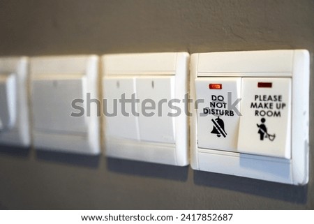 'Do not disturb' and 'please make up room' signs