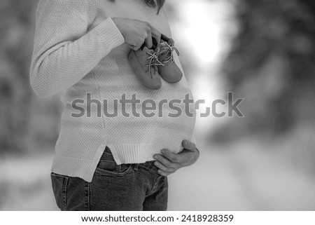 Shooting photo of a pregnant woman in nature in winter