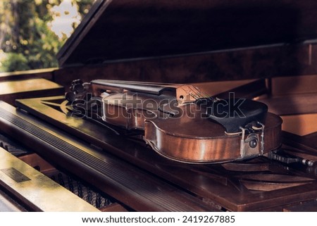Old vintage violin and piano