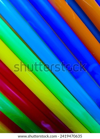 Many straws in different colors make up one circular shape in top view.