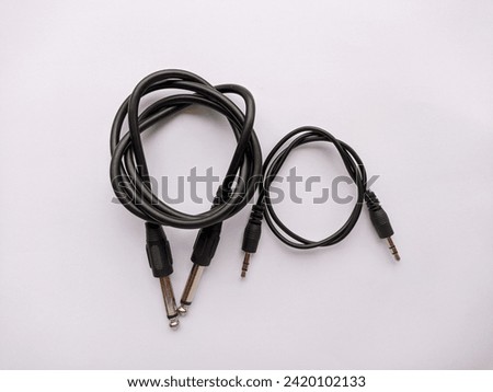 photos of two types of audio connectors measuring 3.5 mm and 6.5 mm TRS