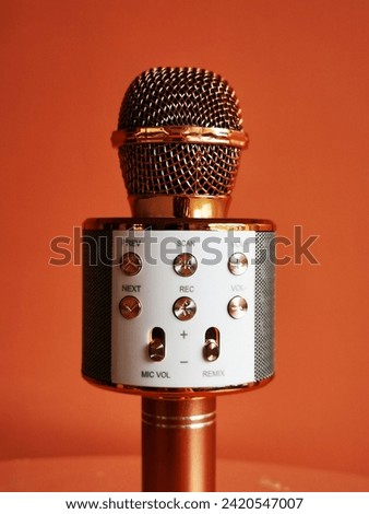 A USB karaoke microphone with various functions. For example, recording, effects and built-in speakers.