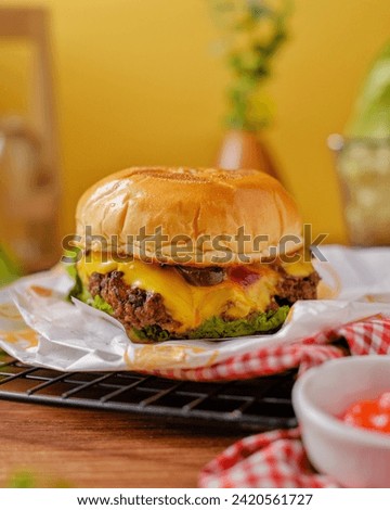 
A hamburger is a round bun that is sliced ​​in half and filled in the middle with meat, lettuce, tomatoes and onions. As a sauce, add mayonnaise, tomato sauce and chili sauce, and mustard.