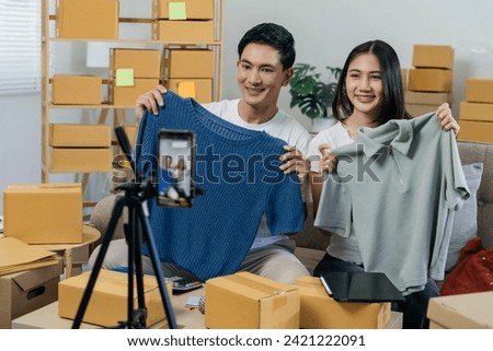 Online couple sellers are selling clothes. Via the social network in home.