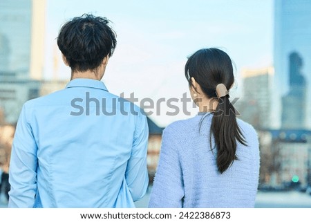 Smiling man and woman with smartphone in hand