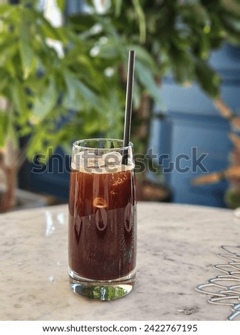 A picture of an ice americano floating in the ice, a fragrant photograph