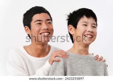 Lifestyle image of elementary school and junior high school men in casual clothes