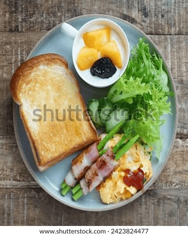 A dish of American breakfast set-Looks very delicious and healthy.jpeg