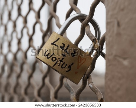 Image of a padlock attached on to the Brooklyn Bridge.