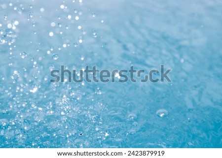 The water looks bright and there are air bubbles around it, giving a feeling of freshness and relaxation, suitable for Designed as a background image