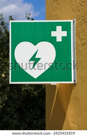 Public automated external defibrillator (AED) portable medical device sign in Austria.