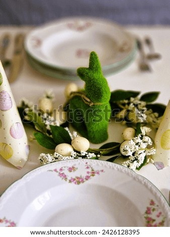 At Easter, we lay out the festive service and festively decorate the table. We can use a spring wreath with eggs and an Easter bunny. We decorate the table in a yellow-green color.