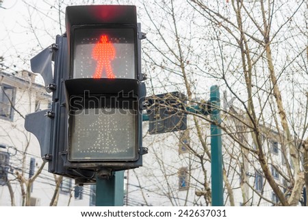 Crossing sign traffic light in a city