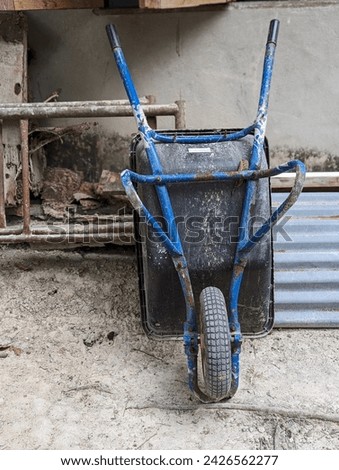 Picture of a wheelbarrow, zinc and iron - iron construction arranged.
