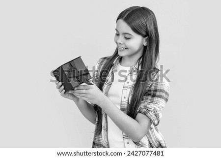 smiling teen girl with birthday gift isolated on yellow. teen girl with birthday gift in studio.