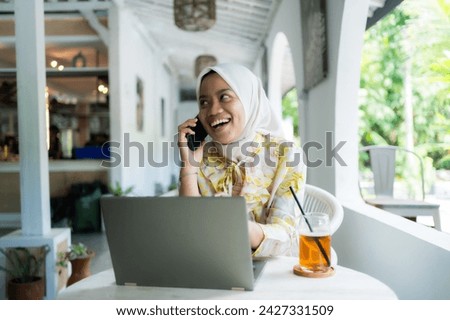 Customer service is contacting customers in a friendly manner at a cafe. photo concept You can work anywhere.