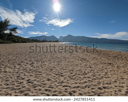 images of sunny Maui beaches and the ocean 