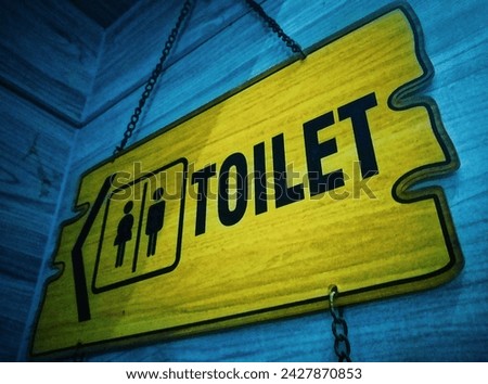 signs pointing to the toilet