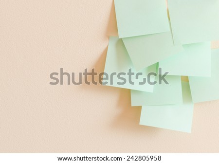 green color memo stick pasted on the wall