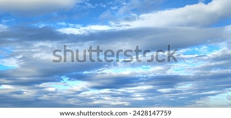 Giant stratus clouds stretch across the vast blue sky, resembling thick sausages, a fantastic display of natural wonder. Transparent air enhances the breathtaking spectacle