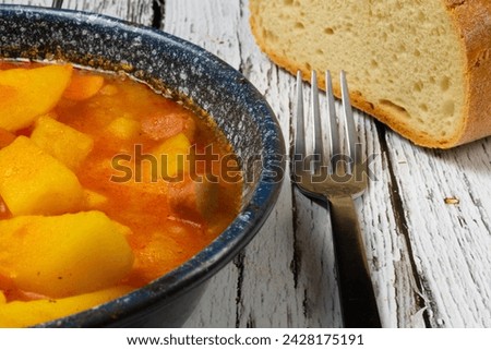 Paprika potato in a bowl with bread