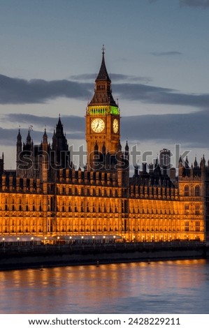 Big ben clock tower stands above the houses of parliament at dusk, unesco world heritage site, westminster, london, england, united kingdom, europe