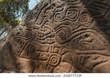 Abstract curvilinear motif petroglyph on rock at finca magadalena, volcan maderas, omotepe island, lake nicaragua, nicaragua, central america