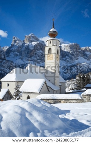 A church in colfosco in badia near the sella massif mountain range in the dolomites, south tyrol, italy, europe
