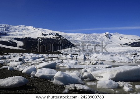 Fjallsárlón is a glacier lake at the south end of the Icelandic glacier Vatnajökull.