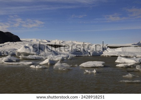 Fjallsárlón is a glacier lake at the south end of the Icelandic glacier Vatnajökull.