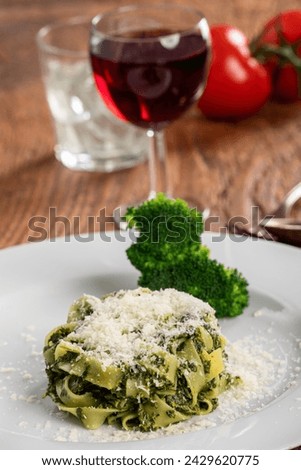 italian tagliatelli pasta with spinach sauce