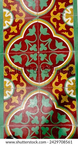a tile with a green and red pattern