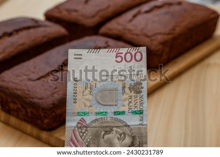 A PLN 500 banknote against the background of home-baked Christmas gingerbreads