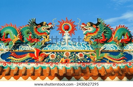 Picture of double dragons on the roof of a Chinese temple.