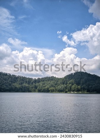 Perfect lake picture with amazing mountain view using photography.