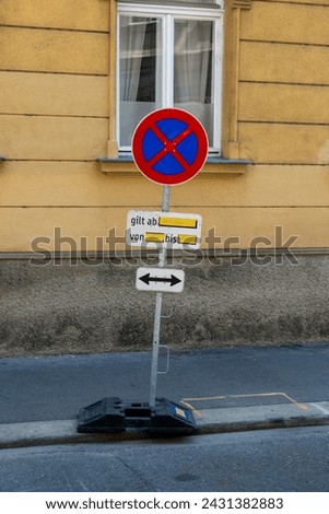 Portable road sign "Stop is prohibited"