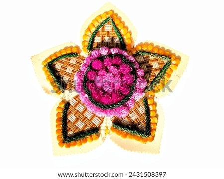 The white background in the picture is a fresh flower decoration, there are light and dark pink amaranths with a bamboo frame, the flowers also have orange corn seeds.