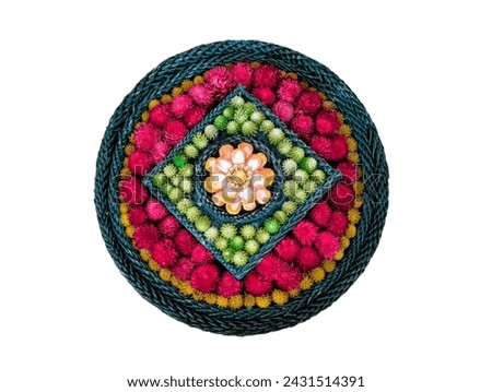 The white background in the picture is made of fresh flowers, with green amaranth, dark pink, yellow, and orange corn seeds decorated in a very beautiful frame.