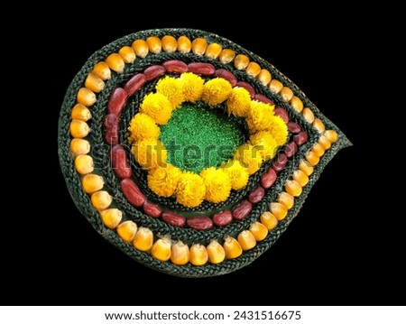 The black background in the picture is a combination of yellow flowers, red bean seeds, green string, orange corn seeds, and green artificial grass decorated in a waterdrop-shaped frame.