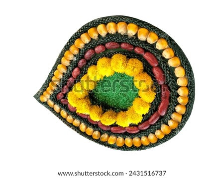 The white background in the picture is a combination of yellow flowers, red bean seeds, green string, orange corn seeds, and green artificial grass decorated in a waterdrop-shaped frame.