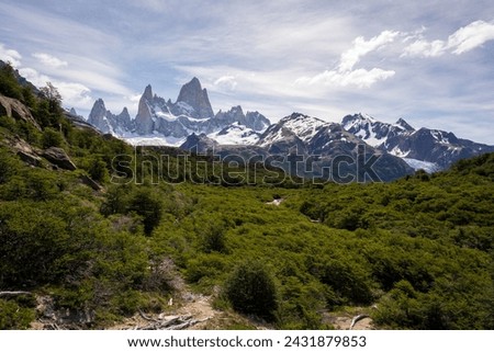 Picture of hiking route towards the looking point of the Fitz Roy during the summer