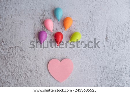 Pink heart sticky note and balloons 