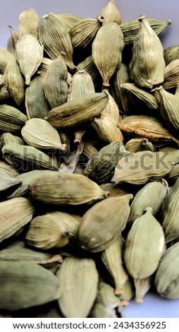A picture of a lot of cardamons