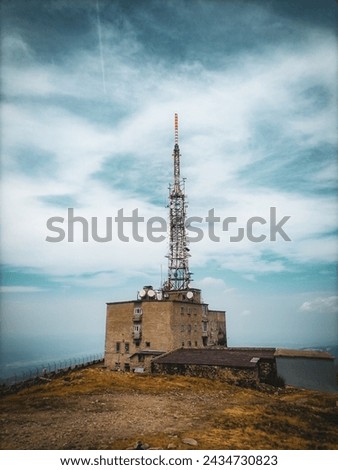 A picture of a radio station on top of the mountain.