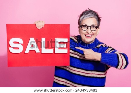 Photo portrait of attractive pensioner woman shop point sale plate dressed stylish blue striped clothes isolated on pink color background