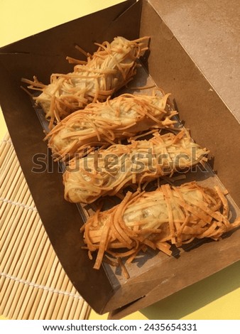 A picture of crispy banana dumpling skin with chocolate cheese topping