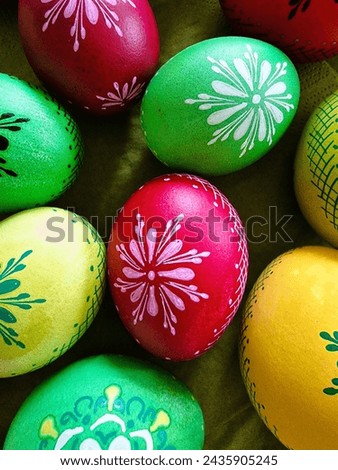 At Easter, we paint boiled eggs in the Czech Republic. We choose beautiful rich colors with the children. The daughters then give the eggs to the carolers as a carol.