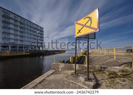 NAVIGATION MARK - Infrastructure of the quays and seaport breakwater
