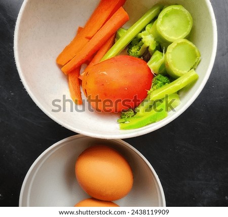 Wortel, tomato, broccoli and eggs are menu diet.
