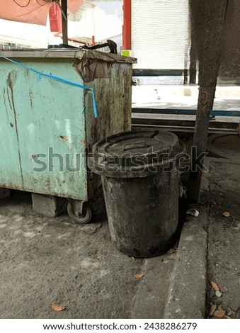Pictures of very dirty trash cans and stalls with black dirt effect on stalls and trash cans on the side of the supermarket.
